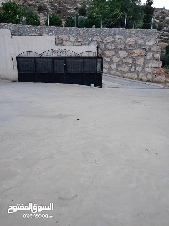 بيت للبيع طابقين في بيت اولا    يوجد بئر ماء  مخزن  مكتب خارجي معزول عن البيت  حمام خارجي  ثلاجه .غس