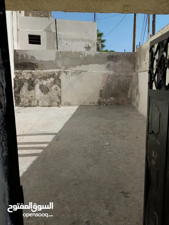 عمارة  سكنية 3 طوابق + شقة منفصلة    على شارع تجاري