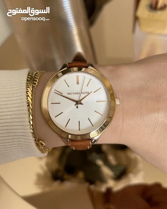 ساعة مايكل كورس ذهبية وجلد أصلية و مختَّمة  بحالة ممتازة  الساعة انيقة جداً Micheal Kors