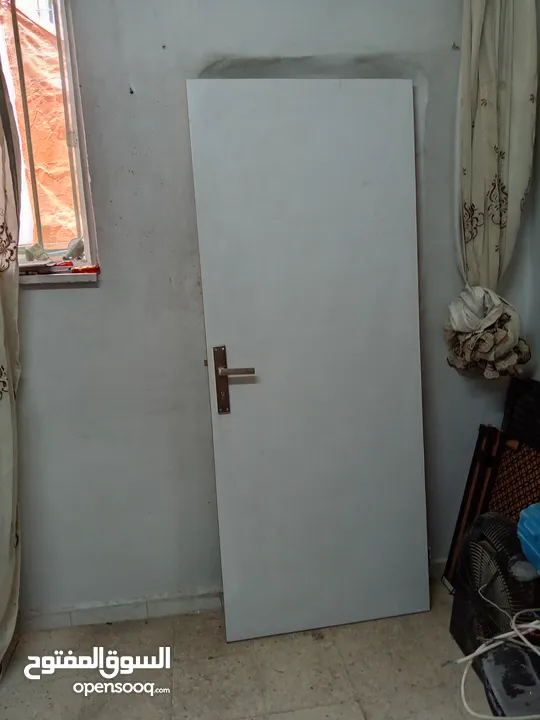 باب سكيوريت عدد 2 وباب خشب بدون حلق مستعمل نظيف للبيع