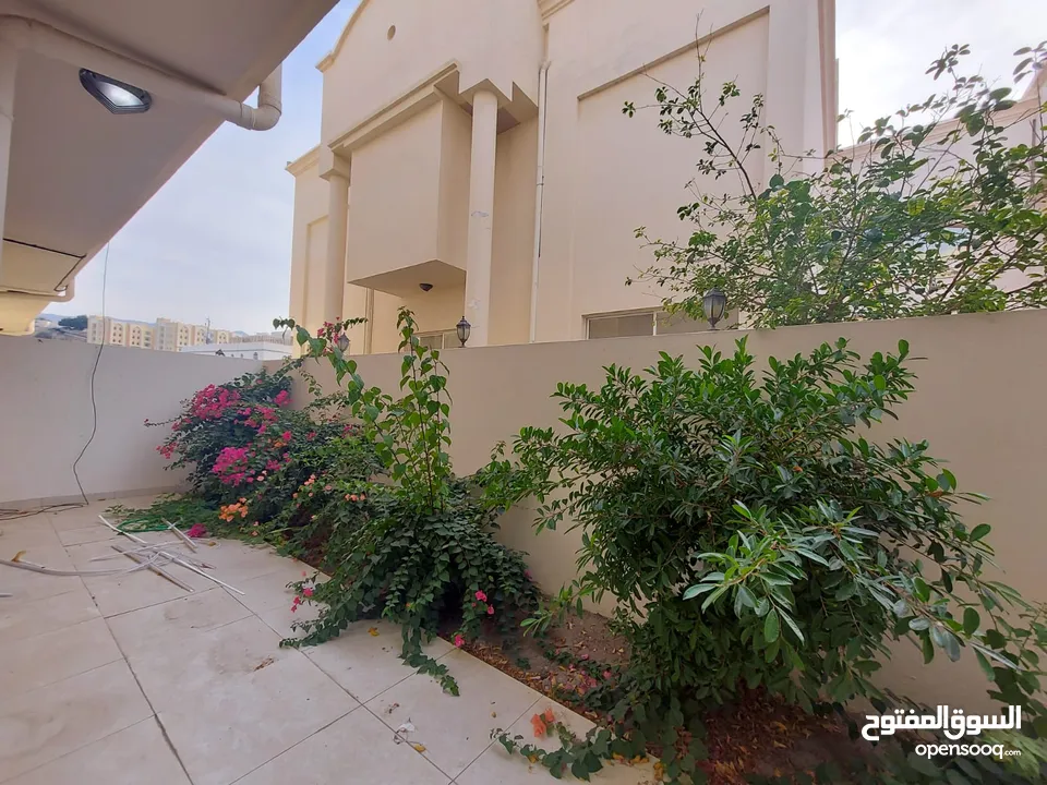 5 Bedrooms Villa for Rent in Madinat Sultan Qaboos REF:997R