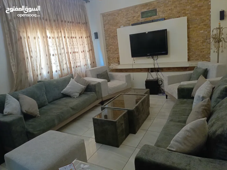 كنب تفصيل 8 مقاعد مريح جداً ولونه رائع وبحالة الوكالة