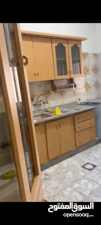 شقة كبيرة 5 غرف.