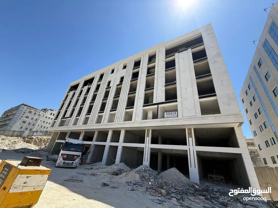 محلات تجارية بمساحة 125متر في الجبيهة شارع ياجوز مقابل بن العميد مع إمكانية دمج محلين أو اكثر