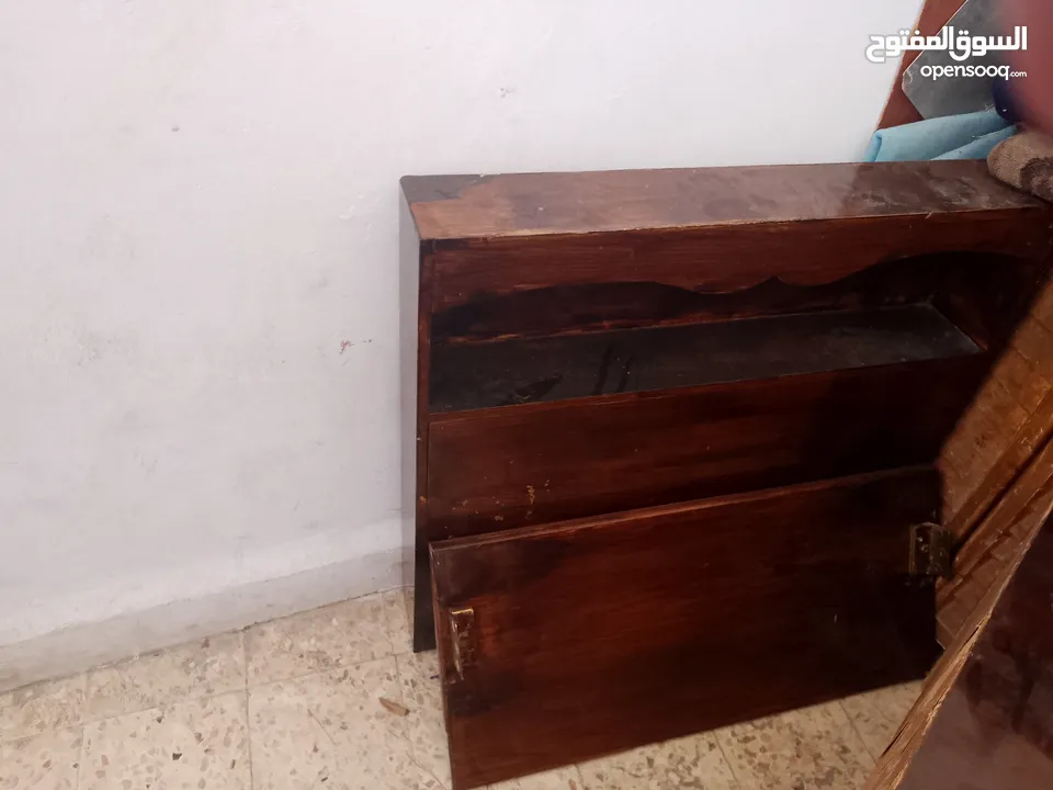 تختين مفرد وسرير اطفال حديد ومكتب خشب للبيع