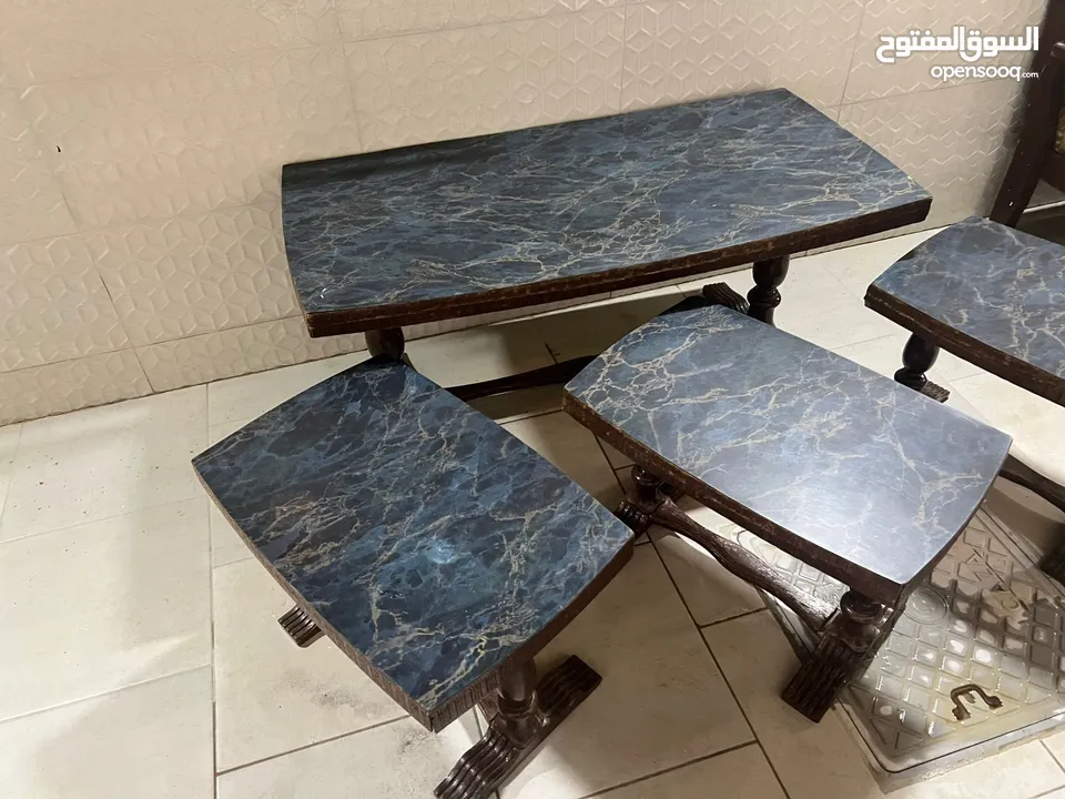 طاوله مع 3 اسكملات