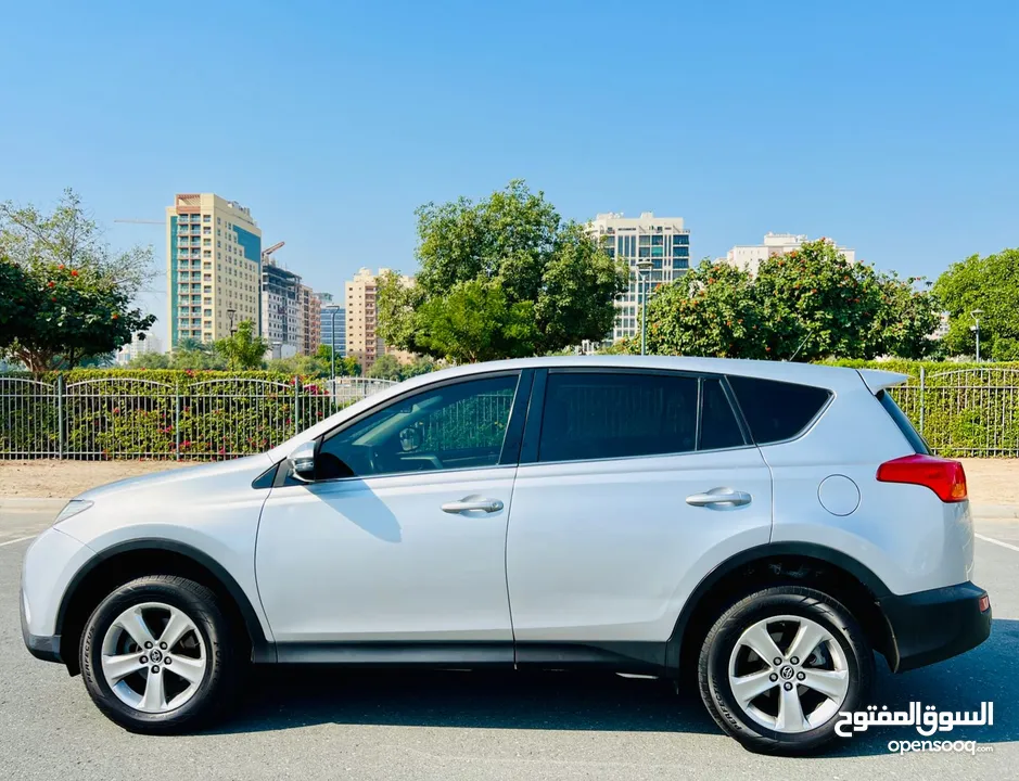 A Very Clean And Excellent TOYOTA RAV4 2015 SILVER GCC 5631