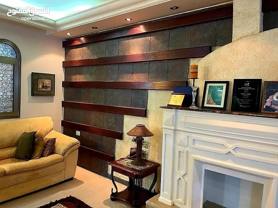 شقة في عمارة طابق اول ارضي مطل عالشارع مباشرة