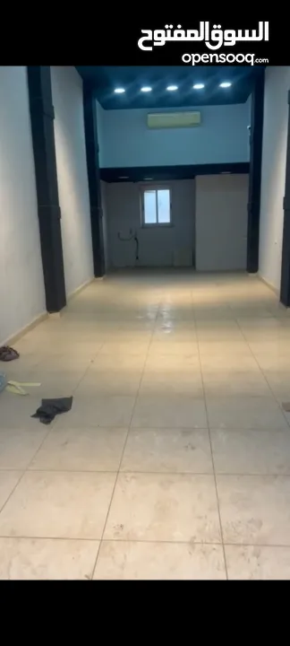 محل للبيع بالخلو ع الشارع الرئيسيي مقابل بلدية البيرة مساحة 40متر