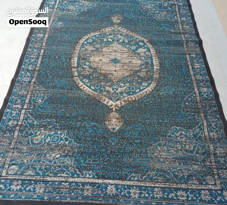 سجادة للبيع بحاله ممتازة قياس 3×270