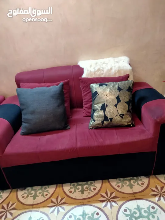 كنب   قطعتين. مجوز  قليل الاستعمال ،لون خميري  مع قورن الوان