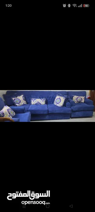 كنب ازرق اللون و خشب داخلي ممتاز