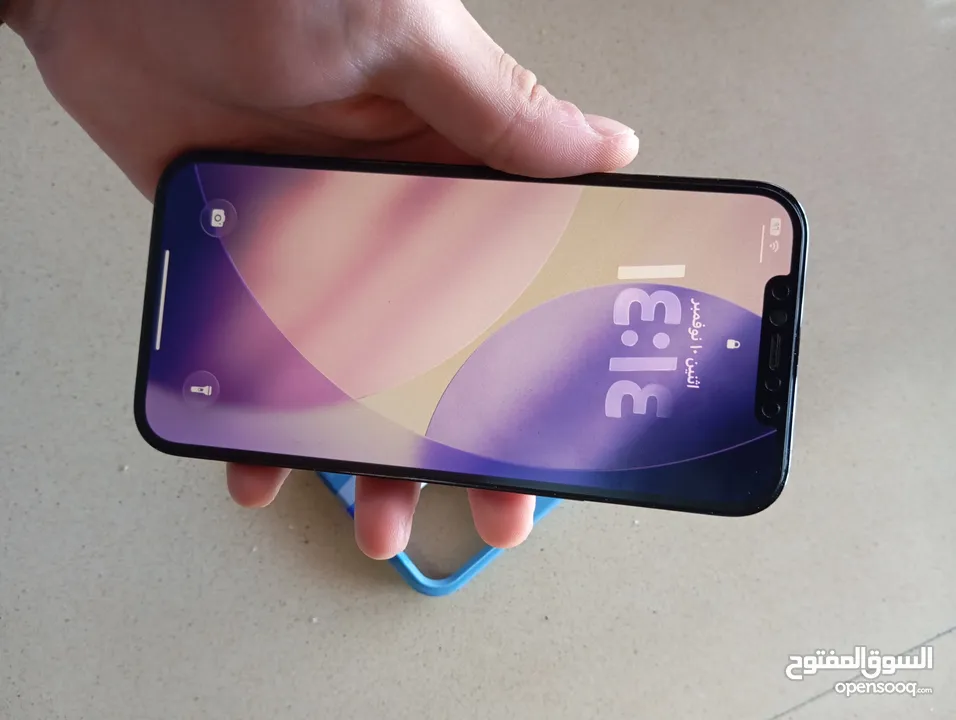 جهاز ايفون 12 برو ماكس مستعمل بحاله ممتازه للبيع مع كافر اثنين و سماعة ايفون اير بودز و شاحن