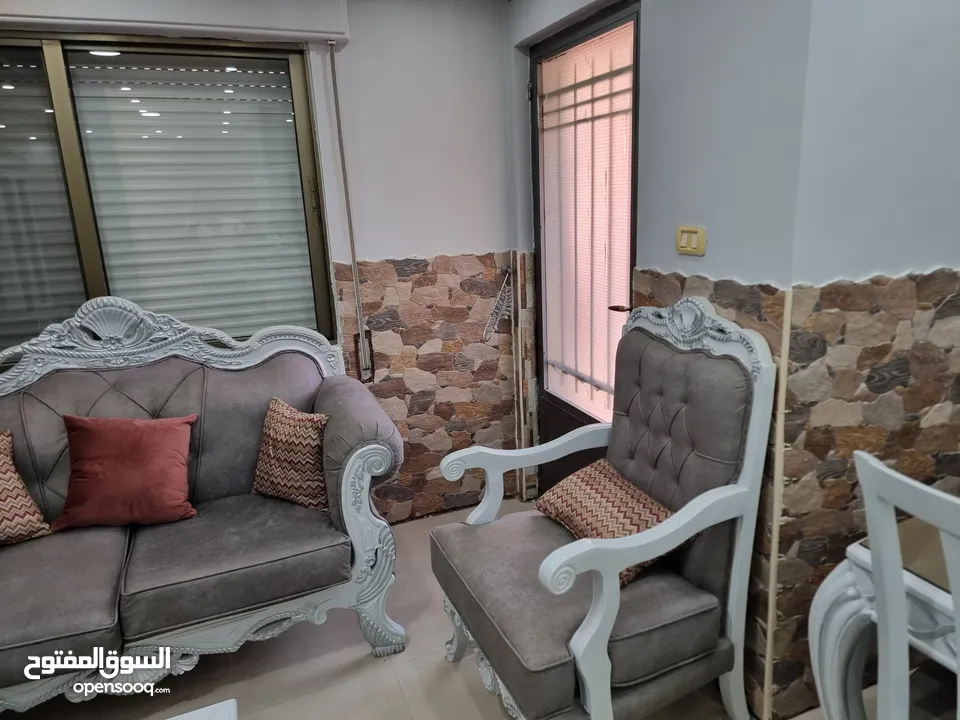 غرفة ضيوف مع طاولة سفرة خشب زان ممتاز