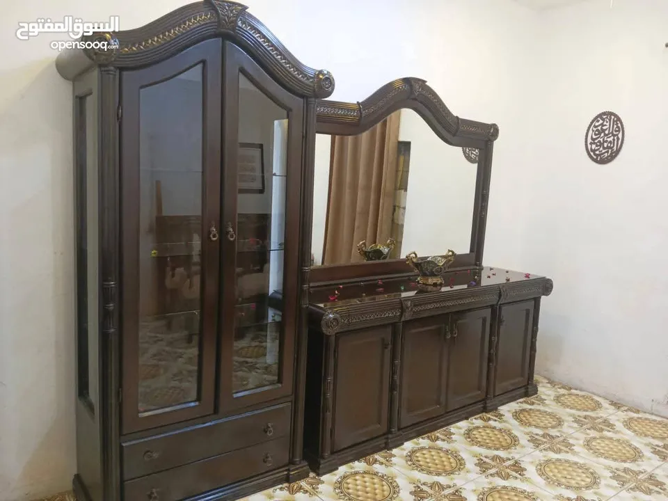 بسم الله الرحمن الرحيم السلام غرفة سفره فخمه تفصيل ثقيل مصنوعه من خشب الزان ول لاتيه وقشرت الزيتون ت