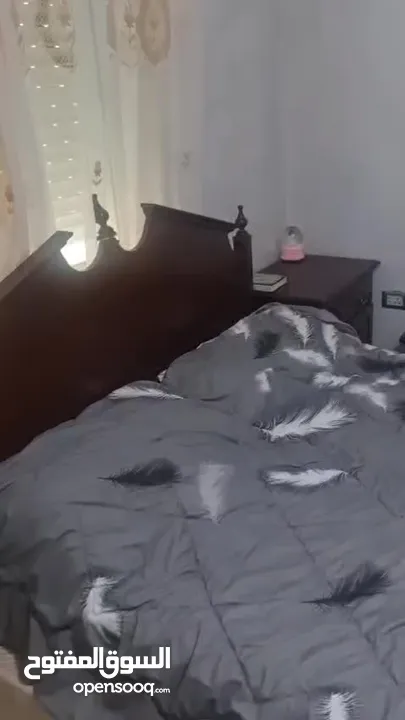 غرفة نوم شبابة بحالة جيدة
