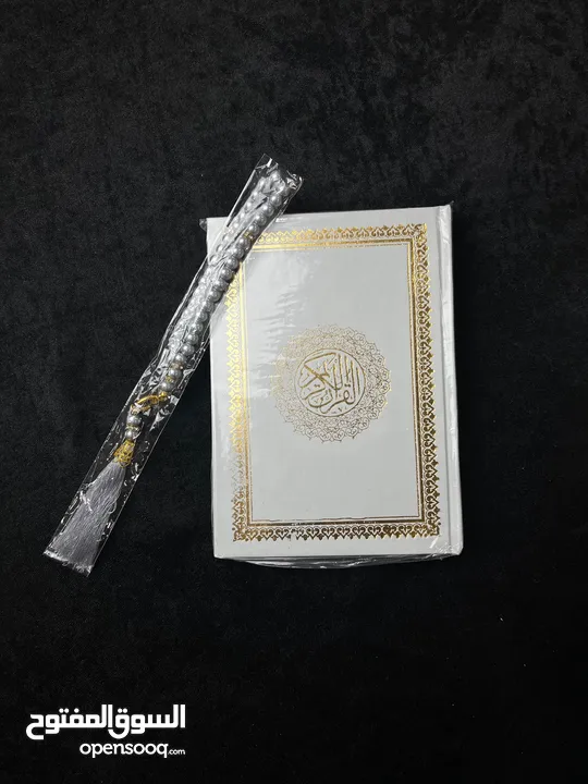 سجادات صلاة مع قران ومسبحة نفس اللون ماوفر الوان بيج وسكني ونهدي