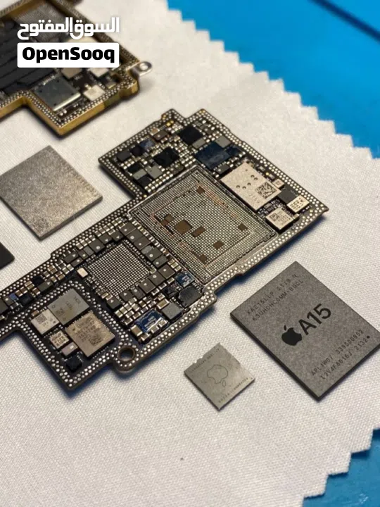 خدمة تصليح الهواتف و الايباد  متوفر شاشات وجميع قطع الغيار بأسعار الجملة ضمان على جميع الخدمات