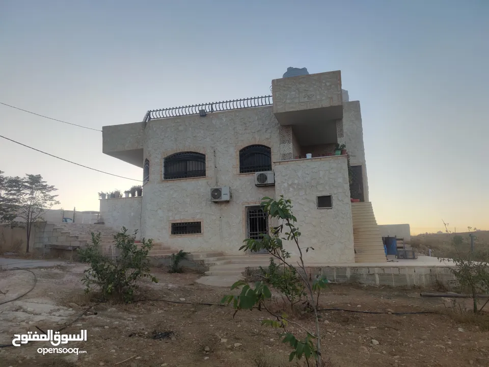 مزرعة مع بيت للبيع
