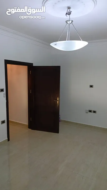 شقه فارغه فاخره ومميزه جدا  سوبر ديلوكس للايجار لم تسكن بعد التجديد نهائيا 200متر