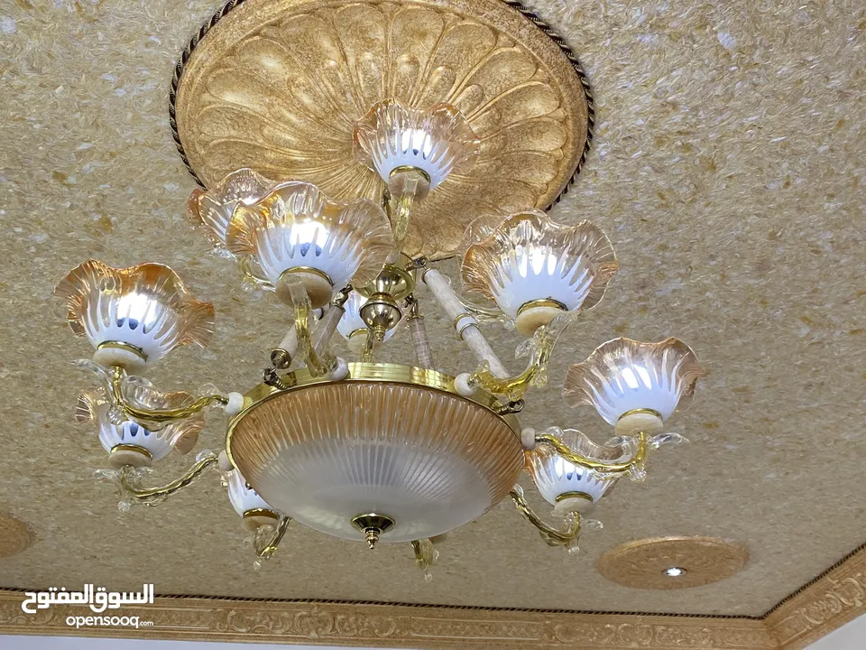 ثريا زجاج بالكامل – نظيفة جداً وجاهزة للتركيب 13 لمبة تِلمع ولم تستخدم كَثيراً زجاج فاخر ولمعة راقية