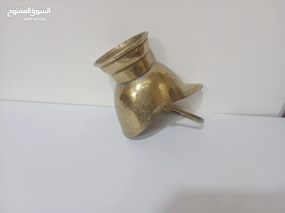وعاء تقليدي مصنوع يدويا يستخدم لحمل الفحم أو الحطب مزخرف برسومات أنتيك قديم جدا لون ذهبي