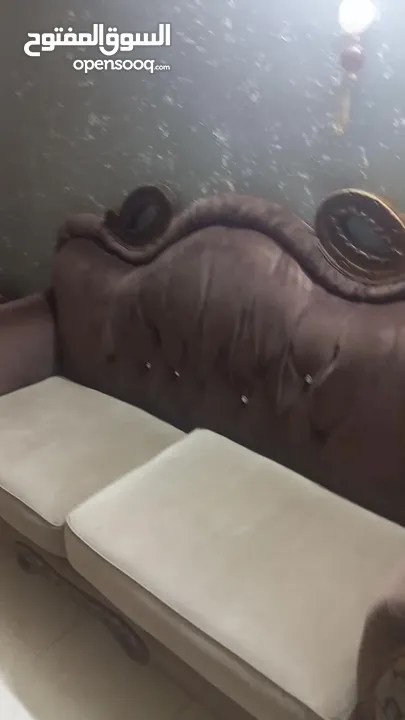 طقم كنب بحال الوكاله يتكون من 8 مقاعد لايوجد كسر ولاخدش البيع لدواعي السفر والتواصل عبر الوتس اب