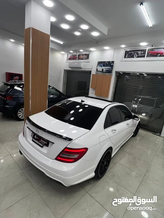 للبيع بسعر حرق كاش او نص بنص  مرسيدس C250 فل الفل فتحه سقف كراسي كهرباء بصمه ابواب وبصمه تشغيل.