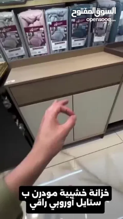 خزانة فاخرة بتصميم عصري أنيق ثلاثة دفات مصنوعة من خشب عالي الجودة بلمسة طبيعية تجمع بين اللون الخشبي