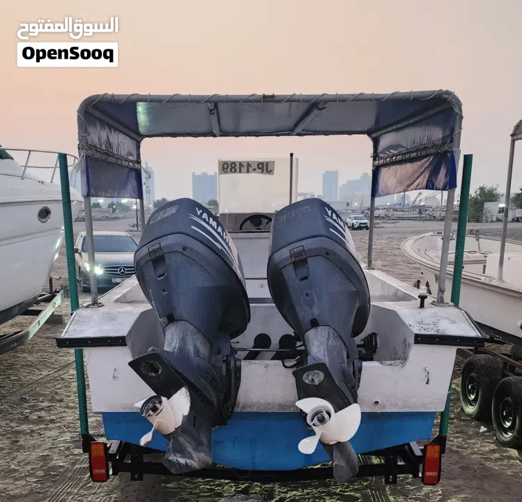 للبيع قارب 28 قدم مع مكينتين ياماها