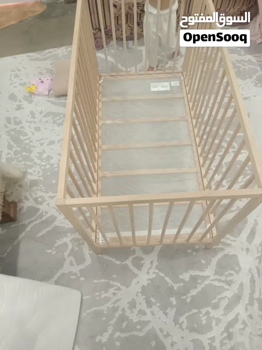 سرير طفل شبهه جديد مع مترس قمة في النظافة يوجد لون وردي واخر كحلي قمة النظافة