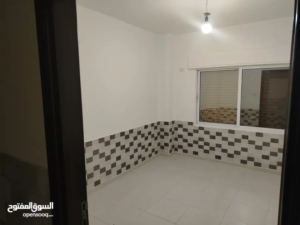 شقة فارغه للايجار 3 غرف 2 حمام و  صالون مقابل الجامعة التطبيقه شفا بدران  اطلاله رائعه حي ام زويتنه