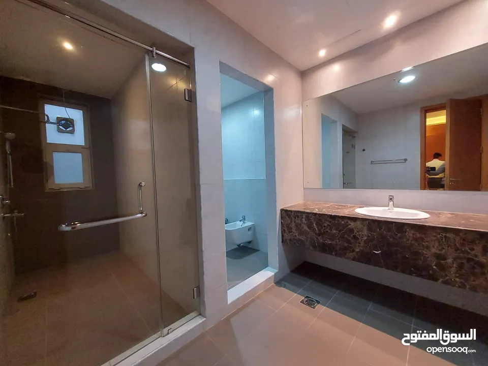 4 Bedrooms Villa for Rent in Madinat Sultan Qaboos REF:1017AR