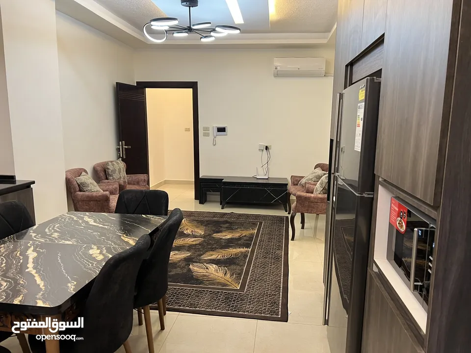 شقة +VIP مفروشة فندقية ارضية كبيرة مميزة عائلات فقط ثلاث غرف نوم وحديقة قرب دوار المدينة والشميساني