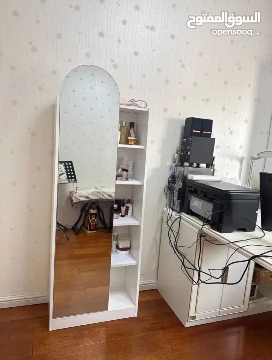 مرآة أرضية فاخرة مع رفوف جانبية – قطعة ديكور تخطّف الأنظار حوّلي أي زاوية في بيتك لمساحة أني