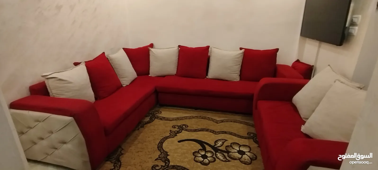 طقم كورنر 9  مقاعد بحالة جيدة جدا لون خمري وبيج