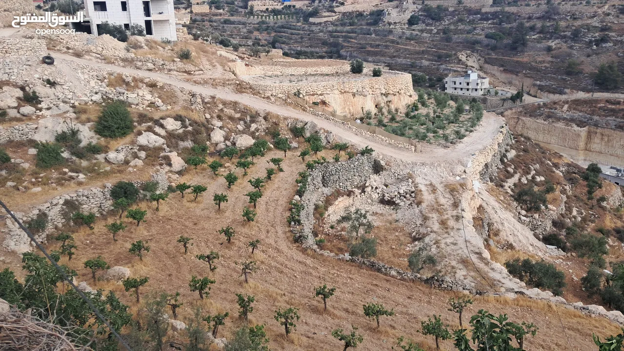 أرض في بيت كاحل مطلة على واد القف  شارع هيكلي لها من واد القف عرض 8 متر وشارع عرض 6م من بيت كاحل