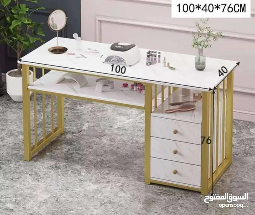 طاولة العروس الذهبية ذات تاثير رخامي يوجد على جانب الطاولة ادراج للاخزين وجميع انواع اعمال الاظافر