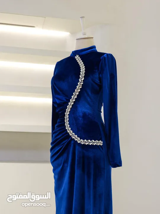 فستان سهرة أزرق مخمل راقي ، فخم و بحالة ممتازة ، مناسب للسهرات و الخطوبة و الأعراس .