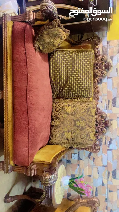 للبيع طقم كنب وطاوله سفره خشب لاتيه