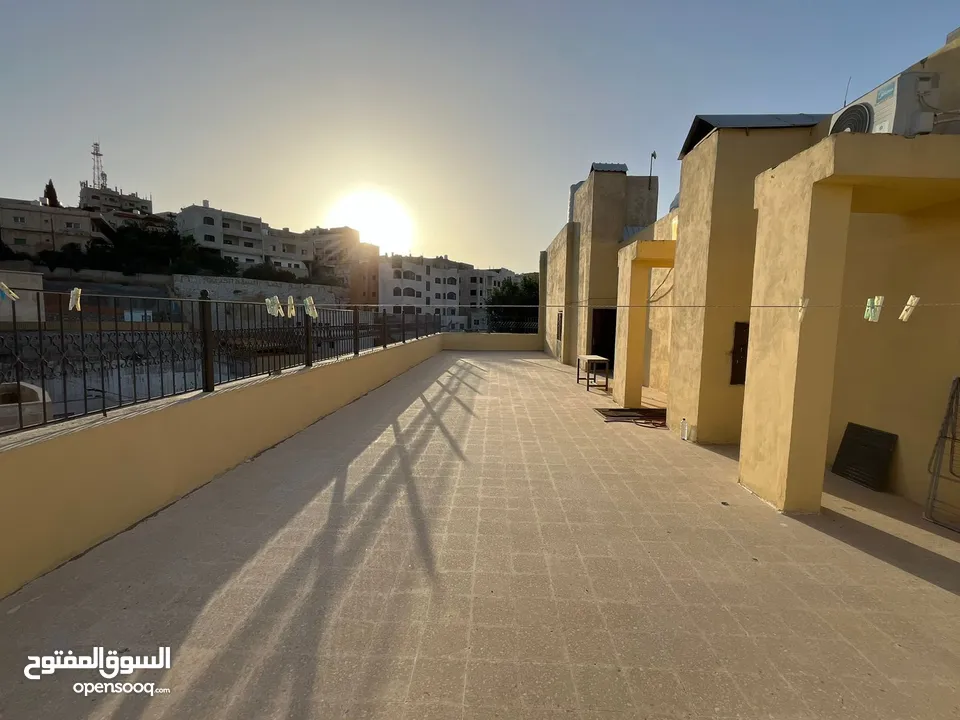 شقة للبيع في المهندسين 350 متر مربع طابق 3 مع روف كبير مميزة جداً من المالك