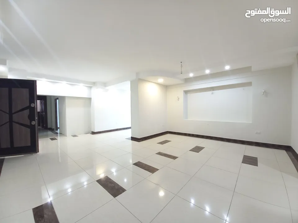 Unfurnished Apartment For Rent In Um Uthaina  ( Property 33614 )-174822510