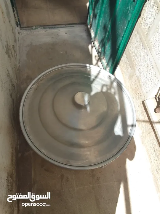 طناجر عدد 2 كبيرة للطبخ و غاز