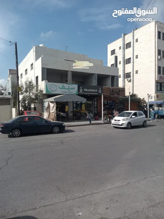 مجمع تجاري بدخل سنوي 35الف  الموقع حيوي جداً  عمر البناء 30 سنة  يحتوي على 6 شقق  و 3 مخازن مؤجرين