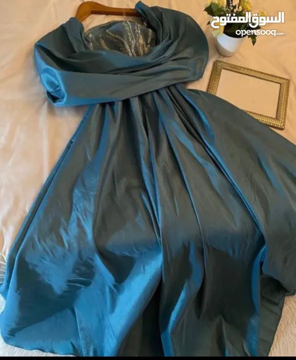 فستان مستعمل للبيع