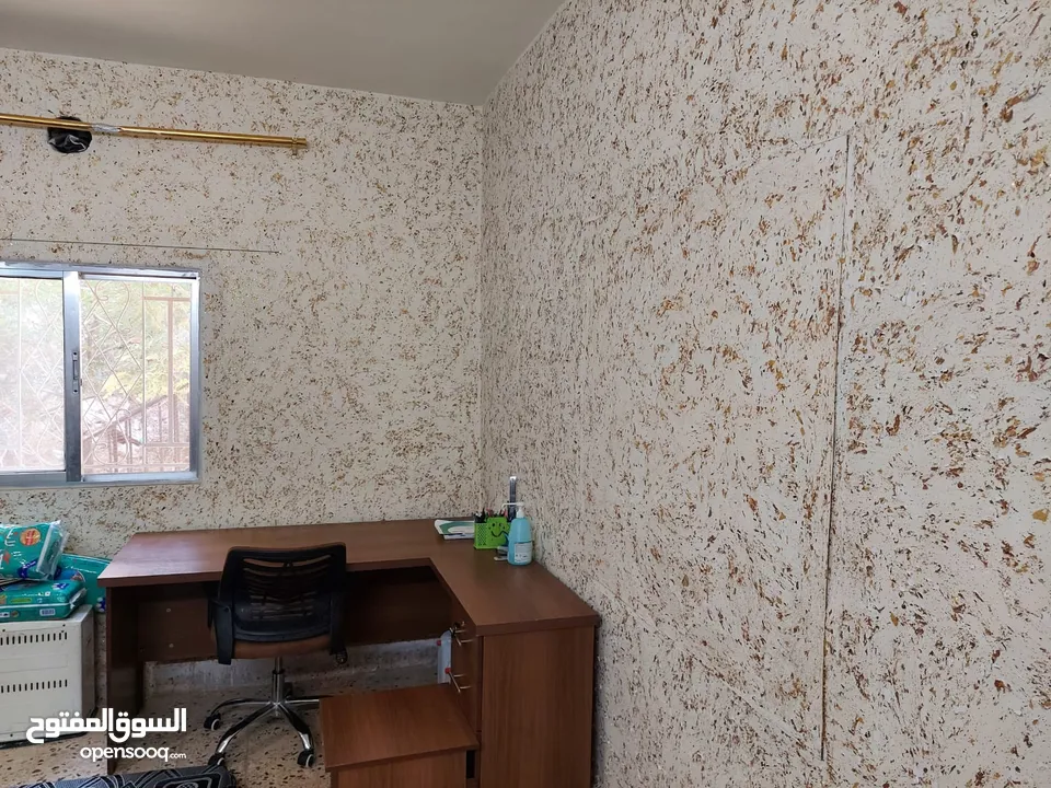 بيت ثلاث طوابق كل طابق مدخل منفصل مع برنده واسعه مع ارض 650 متر مزروعه شجر كبير مثمر بسعر 45000  JD