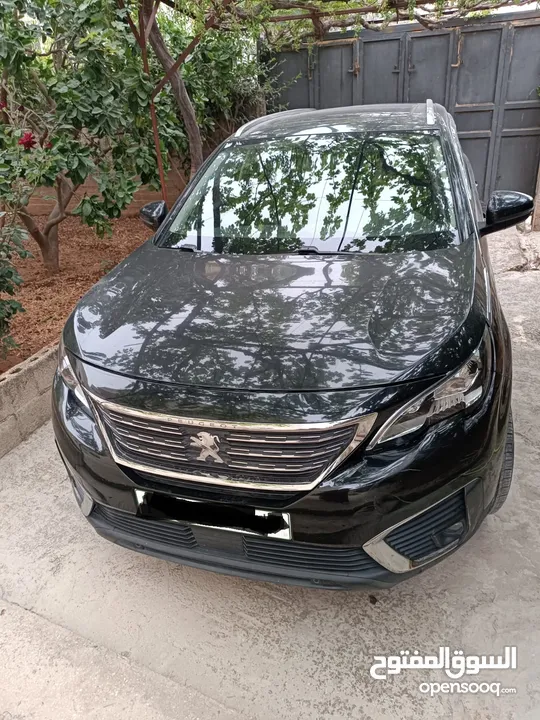 سيارة بيجو 5008