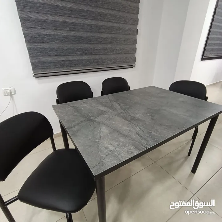 طاولة مع أربع كراسي بجودة عاليه للبيع