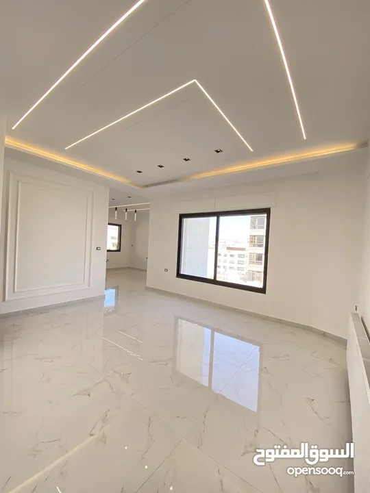 شقة مميزة اخير مع روف في اجمل مناطق قرية النخيل اجمل تشطيب واطلالة رائعة 240 داخلي و 90 تراس خارجي