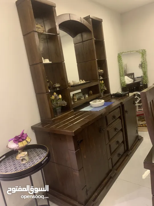 طقم سفره من ثلاث قطع   طاولة خشب 8 كراسي وفضيه و بوفيه